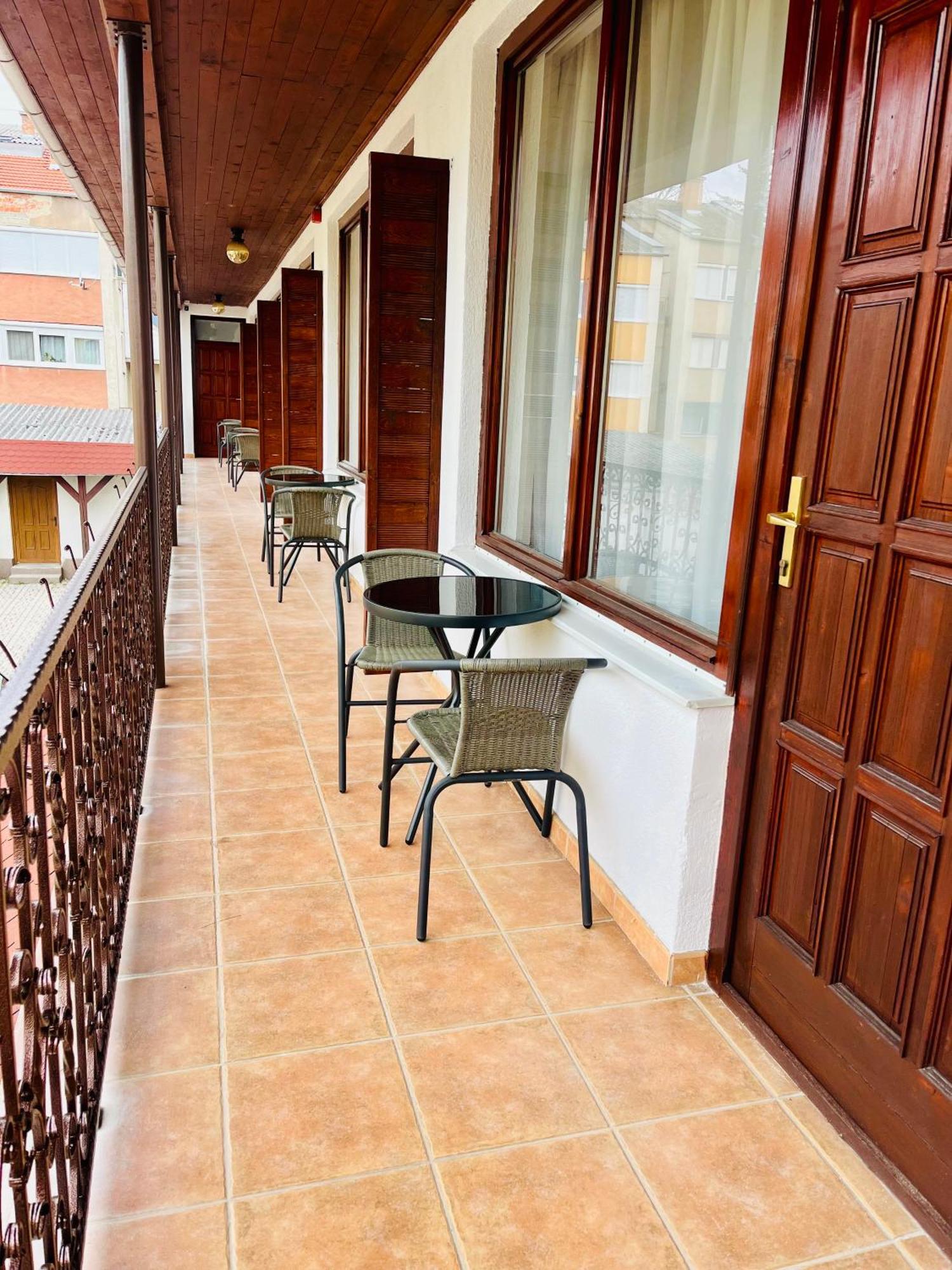 Hegyalja Fogado Bed & Breakfast Sarospatak Exterior photo