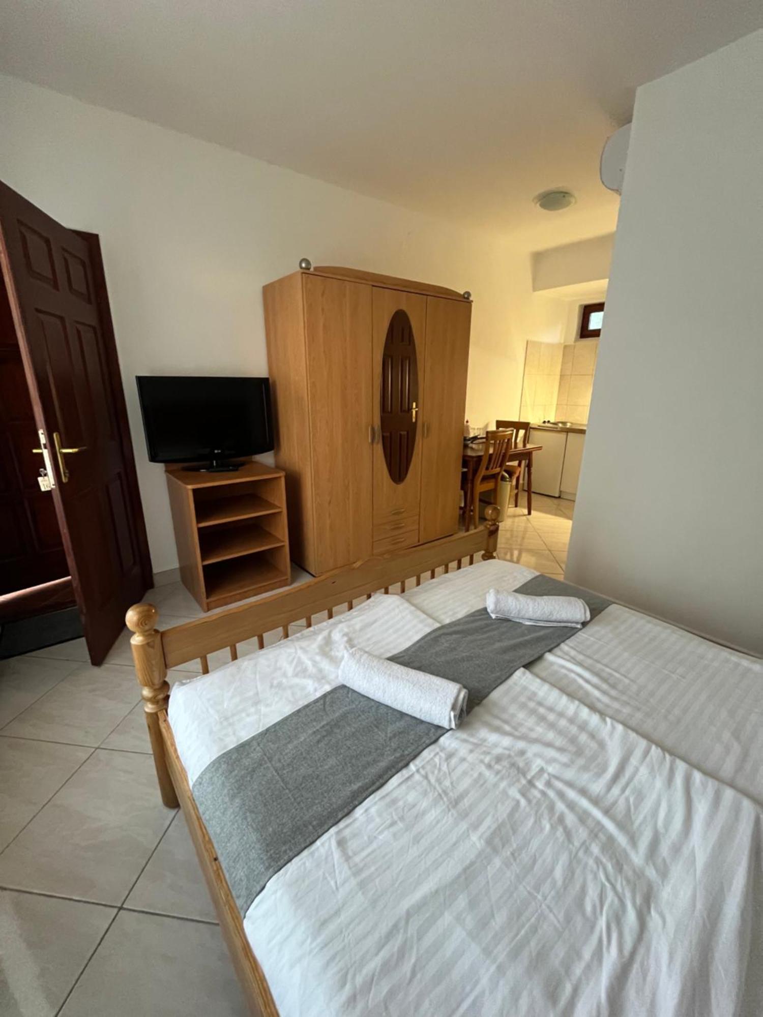 Hegyalja Fogado Bed & Breakfast Sarospatak Exterior photo
